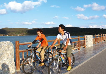 大宜味村の湖畔でサイクリング